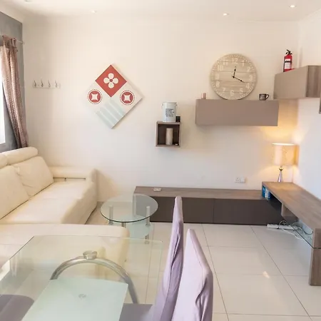 Modern In Prime Area For Beaches & Nightlife! -fast & Easy Self Check In -independent Access -no Family Sharing - Pembroke Gardens Location *